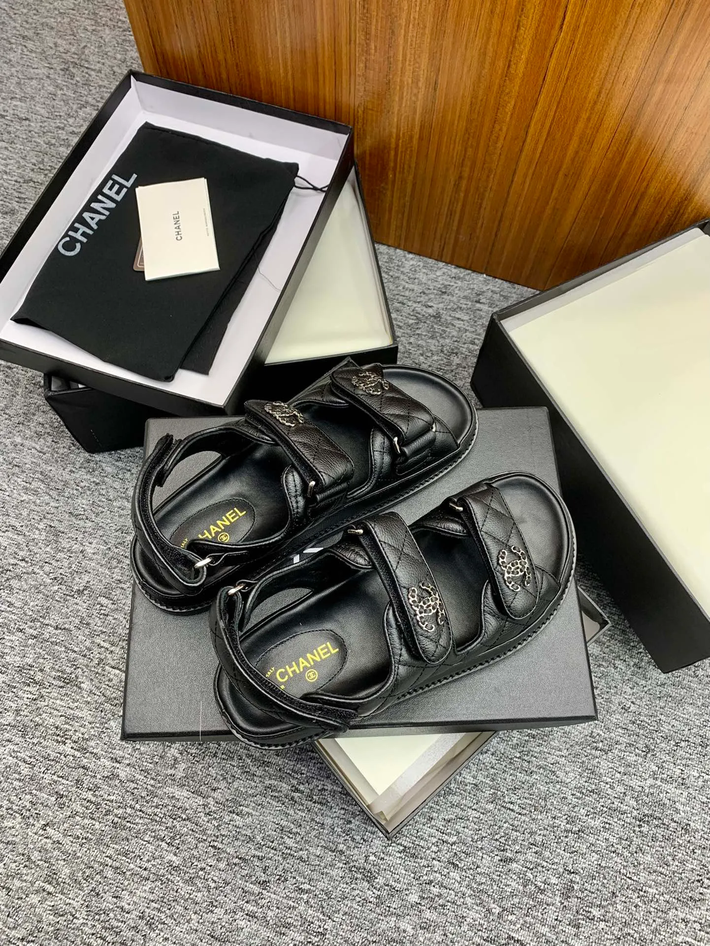 👟👟Ex-factory price 480👟👟 👑Crown👑Top purchasing version✈️ CHANEL Xiaoxiang 2022 spring and summer latest season double C Velcro casual sandals! Summer beach sandals 🏖️! A sandal that is super comfortable on your feet! A must-have classic! ✊Adhere to the original 1:1 mold customization! Feel free to compare! Give you a genuine foot feel! The first choice for high-end customers to purchase ❤️ [Material] 👑 Fabric: Original customized pebbled cowhide/satin buckle 👑 Lining: Original imported water-dyed sheepskin 👑 Outsole: Original open-molded genuine leather outsole [Number of yards] 35-41 (⚠️34/41 needs to be customized, non-refundable and non-exchangeable) [Packaging] 🎁Configured with original packaging
